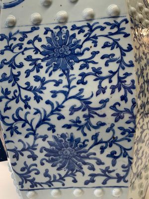 A Chinese blue and white hexagonal 'lotus scroll' garden seat, Qianlong/Jiaqing — foto 9