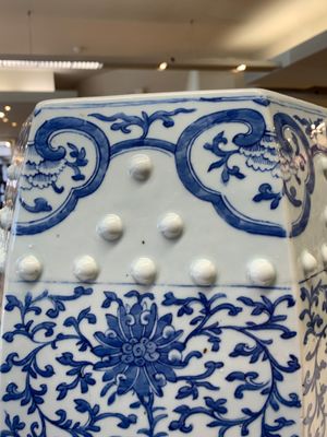A Chinese blue and white hexagonal 'lotus scroll' garden seat, Qianlong/Jiaqing — foto 10