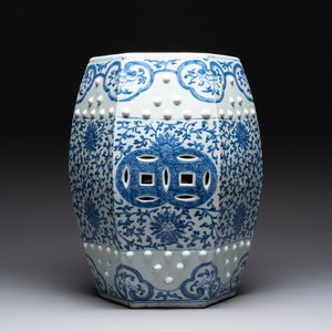 A Chinese blue and white hexagonal 'lotus scroll' garden seat, Qianlong/Jiaqing — foto 1