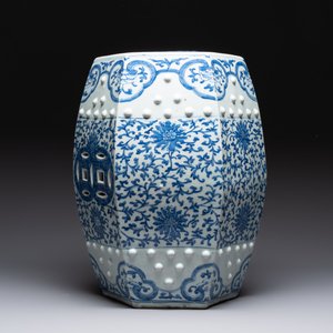 A Chinese blue and white hexagonal 'lotus scroll' garden seat, Qianlong/Jiaqing — foto 2