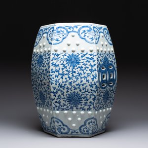 A Chinese blue and white hexagonal 'lotus scroll' garden seat, Qianlong/Jiaqing — foto 3