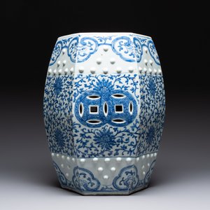 A Chinese blue and white hexagonal 'lotus scroll' garden seat, Qianlong/Jiaqing — foto 4