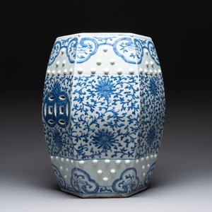 A Chinese blue and white hexagonal 'lotus scroll' garden seat, Qianlong/Jiaqing — foto 5