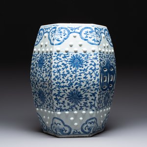 A Chinese blue and white hexagonal 'lotus scroll' garden seat, Qianlong/Jiaqing — foto 6