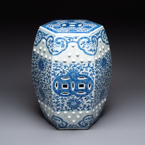 A Chinese blue and white hexagonal 'lotus scroll' garden seat, Qianlong/Jiaqing — foto 7
