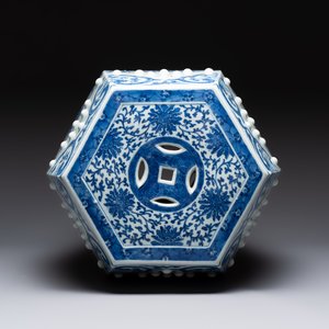 A Chinese blue and white hexagonal 'lotus scroll' garden seat, Qianlong/Jiaqing — foto 8