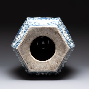 A Chinese blue and white hexagonal 'lotus scroll' garden seat, Qianlong/Jiaqing — foto 9