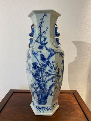 A Chinese blue and white hexagonal 'magpie and plum blossom' vase, 19th C. — 照片 1