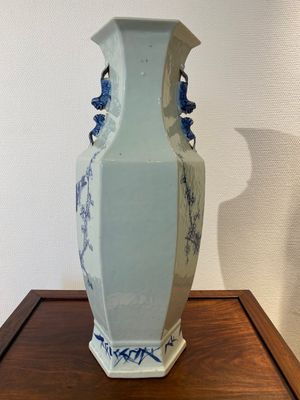 A Chinese blue and white hexagonal 'magpie and plum blossom' vase, 19th C. — 照片 3
