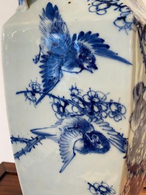 A Chinese blue and white hexagonal 'magpie and plum blossom' vase, 19th C. — 照片 7
