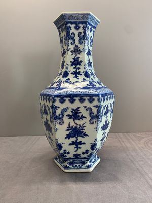 A Chinese blue and white hexagonal 'sanduo' vase, Qianlong mark and of the period — photo 1