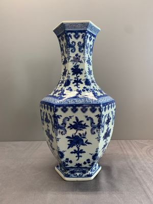 A Chinese blue and white hexagonal 'sanduo' vase, Qianlong mark and of the period — photo 3