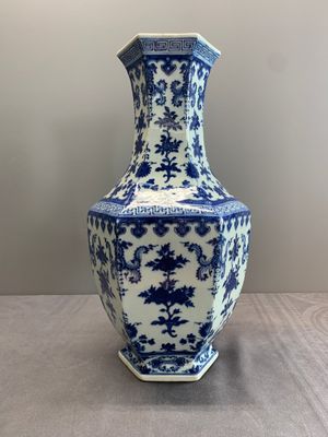 A Chinese blue and white hexagonal 'sanduo' vase, Qianlong mark and of the period — photo 4