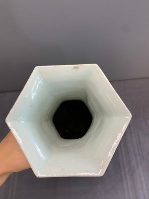 A Chinese blue and white hexagonal 'sanduo' vase, Qianlong mark and of the period — photo 7