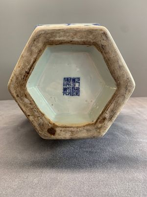 A Chinese blue and white hexagonal 'sanduo' vase, Qianlong mark and of the period — photo 8