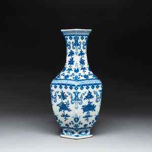 A Chinese blue and white hexagonal 'sanduo' vase, Qianlong mark and of the period — photo 2