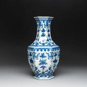 A Chinese blue and white hexagonal 'sanduo' vase, Qianlong mark and of the period — photo 3