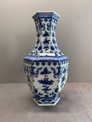 A Chinese blue and white hexagonal 'sanduo' vase, Qianlong mark and of the period — photo 2