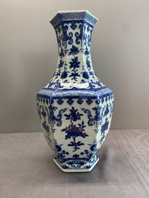 A Chinese blue and white hexagonal 'sanduo' vase, Qianlong mark and of the period — photo 5