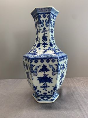 A Chinese blue and white hexagonal 'sanduo' vase, Qianlong mark and of the period — photo 6