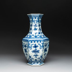 A Chinese blue and white hexagonal 'sanduo' vase, Qianlong mark and of the period — photo 1