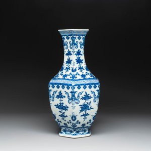 A Chinese blue and white hexagonal 'sanduo' vase, Qianlong mark and of the period — photo 4