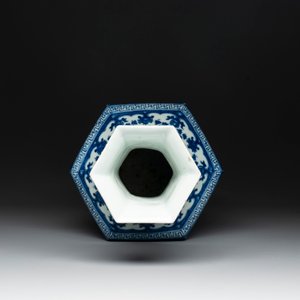 A Chinese blue and white hexagonal 'sanduo' vase, Qianlong mark and of the period — photo 5