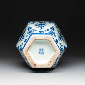 A Chinese blue and white hexagonal 'sanduo' vase, Qianlong mark and of the period — photo 6