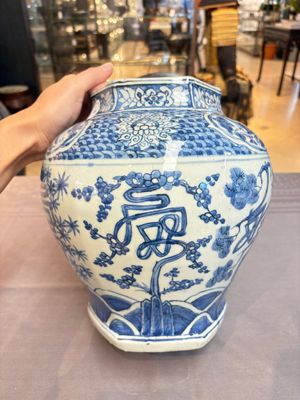 A Chinese blue and white hexagonal 'Three Friends of Winter' and 'shou 壽' vase, Wanli — photo 2