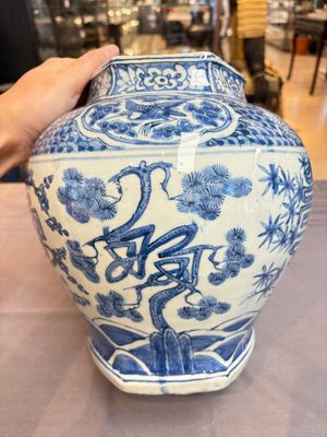 A Chinese blue and white hexagonal 'Three Friends of Winter' and 'shou 壽' vase, Wanli — photo 3