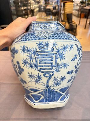A Chinese blue and white hexagonal 'Three Friends of Winter' and 'shou 壽' vase, Wanli — photo 4