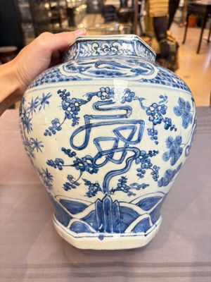 A Chinese blue and white hexagonal 'Three Friends of Winter' and 'shou 壽' vase, Wanli — photo 5