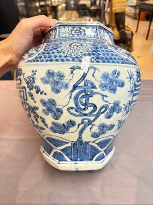 A Chinese blue and white hexagonal 'Three Friends of Winter' and 'shou 壽' vase, Wanli — photo 6