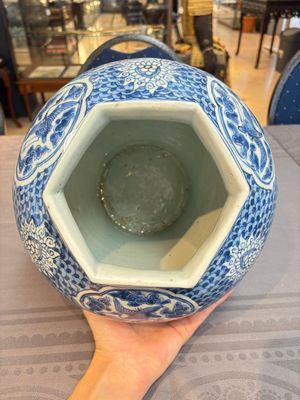 A Chinese blue and white hexagonal 'Three Friends of Winter' and 'shou 壽' vase, Wanli — photo 8