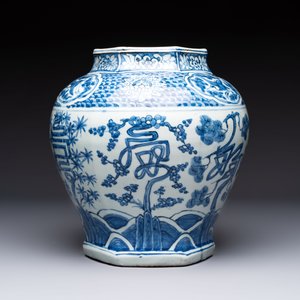 A Chinese blue and white hexagonal 'Three Friends of Winter' and 'shou 壽' vase, Wanli — photo 2