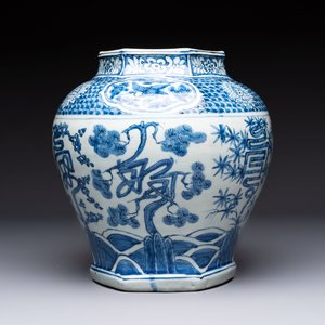 A Chinese blue and white hexagonal 'Three Friends of Winter' and 'shou 壽' vase, Wanli — photo 3