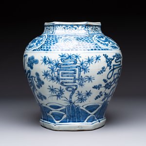 A Chinese blue and white hexagonal 'Three Friends of Winter' and 'shou 壽' vase, Wanli — photo 4