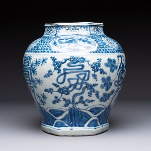 A Chinese blue and white hexagonal 'Three Friends of Winter' and 'shou 壽' vase, Wanli — photo 5