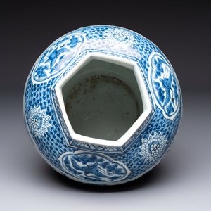 A Chinese blue and white hexagonal 'Three Friends of Winter' and 'shou 壽' vase, Wanli — photo 6