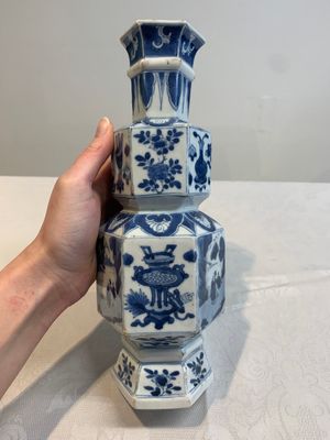 A Chinese blue and white hexagonal vase with figures and antiquities, Kangxi — photo 3