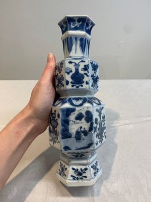 A Chinese blue and white hexagonal vase with figures and antiquities, Kangxi — photo 4