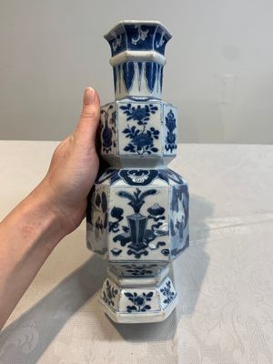 A Chinese blue and white hexagonal vase with figures and antiquities, Kangxi — photo 5