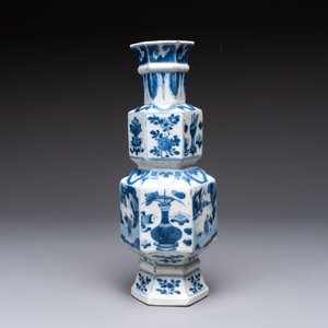 A Chinese blue and white hexagonal vase with figures and antiquities, Kangxi — photo 2