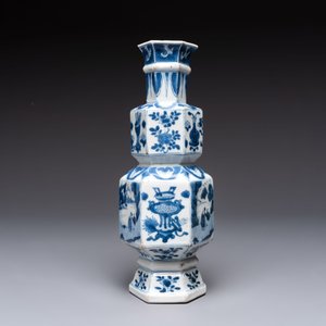 A Chinese blue and white hexagonal vase with figures and antiquities, Kangxi — photo 4