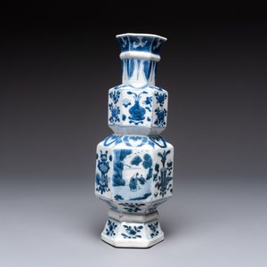 A Chinese blue and white hexagonal vase with figures and antiquities, Kangxi — photo 5