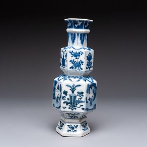 A Chinese blue and white hexagonal vase with figures and antiquities, Kangxi — photo 6