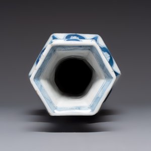 A Chinese blue and white hexagonal vase with figures and antiquities, Kangxi — photo 7