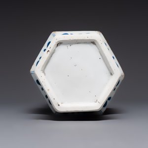 A Chinese blue and white hexagonal vase with figures and antiquities, Kangxi — photo 8