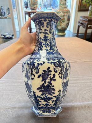 A Chinese blue and white hexagonal vase with floral design, Qianlong mark and of the period — 照片 1