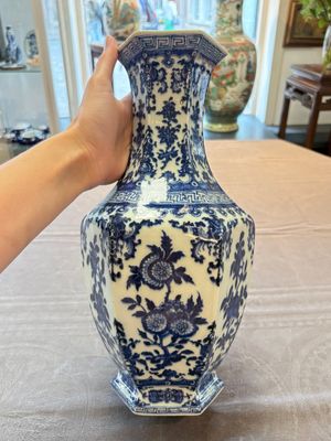 A Chinese blue and white hexagonal vase with floral design, Qianlong mark and of the period — 照片 2